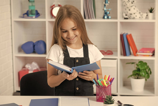 šťastné dítě čtení knihy na školní lekci ve třídě nosit uniformu, čtenář. - Fotografie, Obrázek