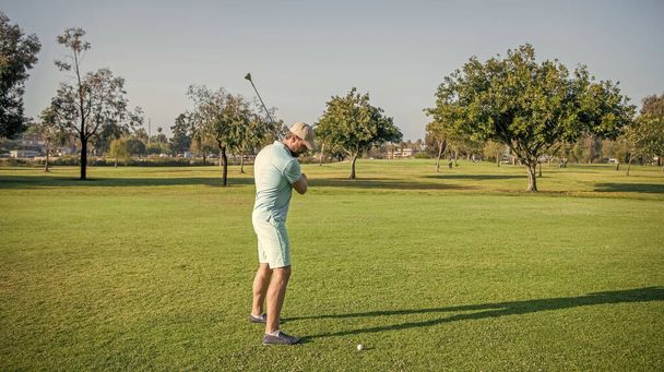 mannelijke golfspeler op professionele golfbaan met groen gras, golf. - Foto, afbeelding