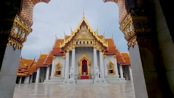 Wat Benchamabophit il tempio di marmo, è un tempio reale nella capitale di Bangkok, Thailandia.  - Filmati, video