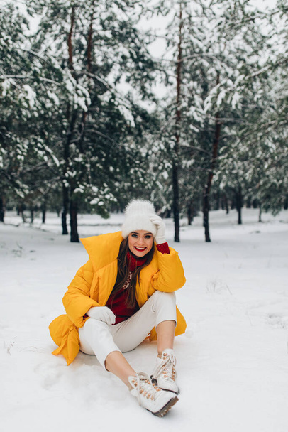 young woman posing on snow  at winter time - Foto, afbeelding