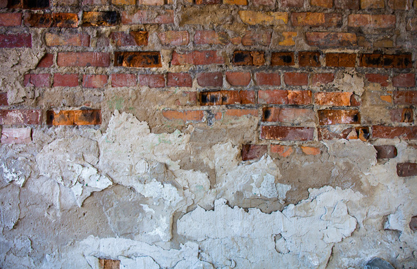 Vieux mur de briques avec le plâtre endommagé - Photo, image