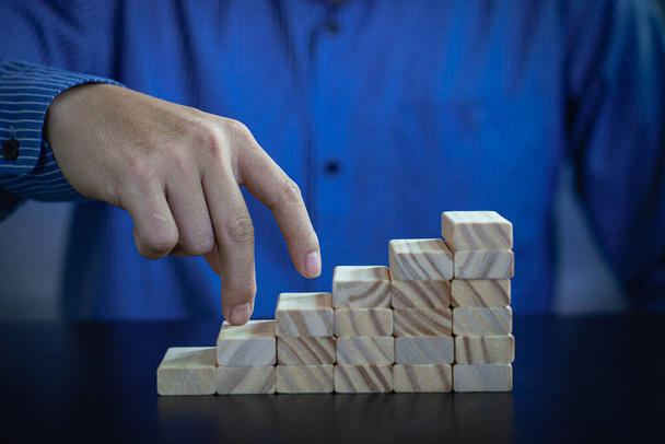 Vingers de trap op gemaakt van houten blokken. concept van succes, werk, verwezenlijking van doelstellingen, bedrijfsleven - Foto, afbeelding