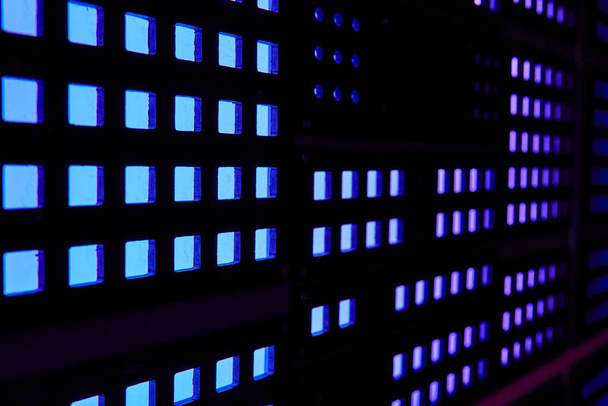 Зображення комп'ютерної дошки настінних синіх і фіолетових квадратних вогнів
 - Фото, зображення
