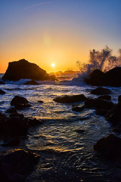Image of Waves crashing over rocks during beautiful sunset in California - Foto, Bild
