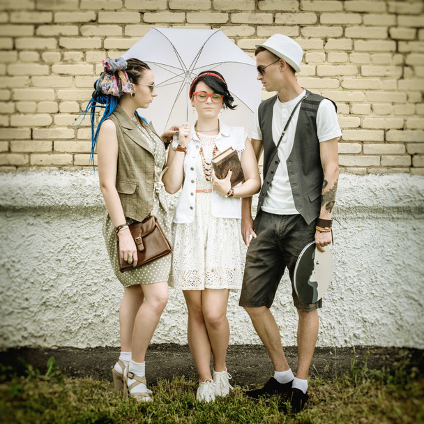 company young hipsters have choice outdoor - Valokuva, kuva