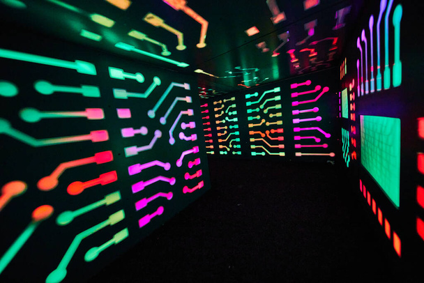 Изображение многоцветных компьютерных огней в маленьком тоннеле - Фото, изображение