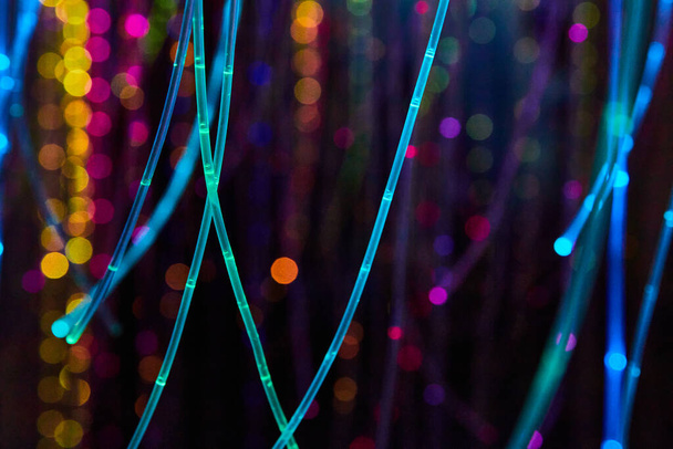 Afbeelding van Strings van gloeiende neon lichten in alle kleuren - Foto, afbeelding
