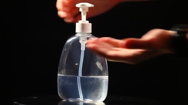 Vrouw duwen dispenser en vloeibare zeep uitgeperst tot de hand,  - Video