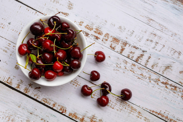 Okanagan cherries on a wooden table. - 写真・画像