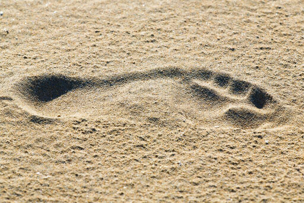 textúra Homokos tengerpart lábnyomokkal - Fotó, kép