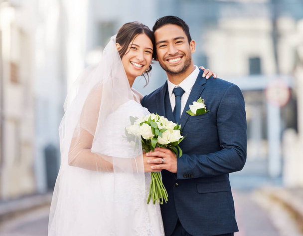 a beautiful couple out in the city on their wedding day. - Foto, immagini