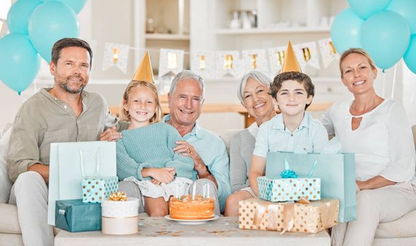 Κομμένο πορτρέτο μιας ευτυχισμένης οικογένειας που γιορτάζει τα γενέθλιά της μαζί στο σπίτι. - Φωτογραφία, εικόνα
