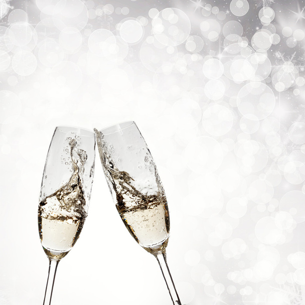 Тости з келихами шампанського на блискучому святковому фоні
 - Фото, зображення