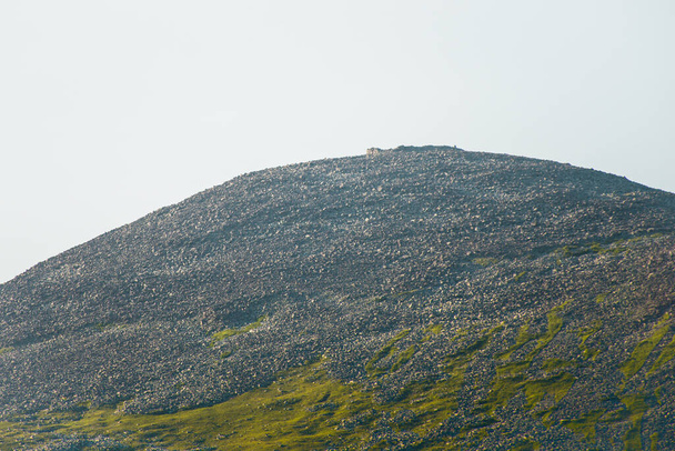 Зблизька видніються руїни фортеці Шаорі на вершині пагорба біля озера Паравані. Спостереження за слідами озера Леваніс. - Фото, зображення