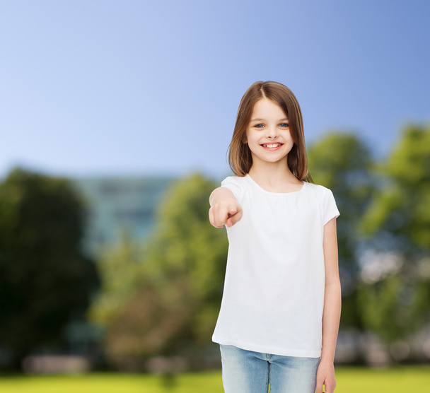 smiling little girl in white blank t-shirt - 写真・画像