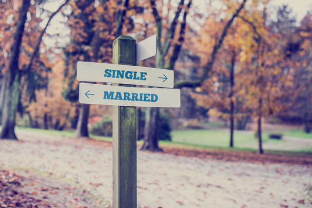 Tek veya evli olmak doğru yön - Fotoğraf, Görsel