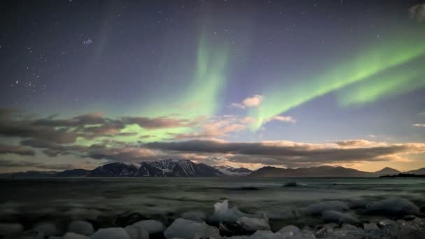 Βόρειο σέλας - βόρειο σέλας πάνω από το φιόρδ της Αρκτικής - Πλάνα, βίντεο