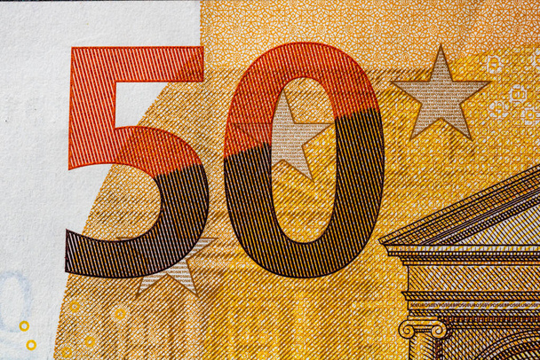 Foco selectivo no pormenor das notas de euro. Macrodetalhes detalhados das notas de moeda, 50 euros isolados. Conceito de moeda mundial, inflação e economia - Foto, Imagem