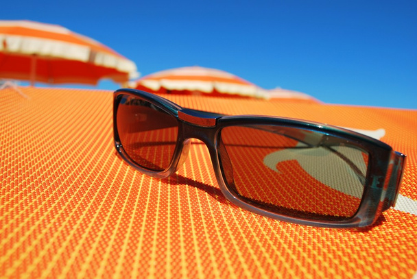 Сонцезахисні окуляри і пляж
 - Фото, зображення
