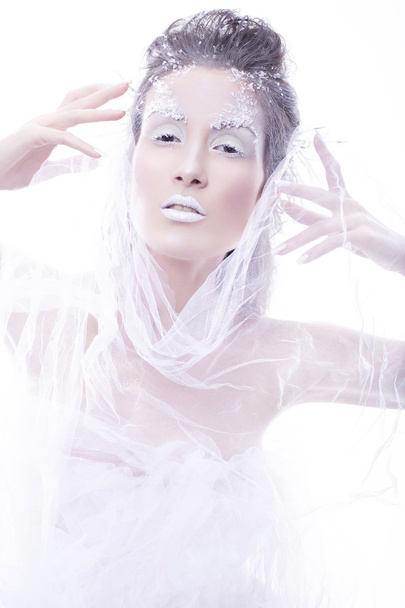 Μελαχρινή γυναίκα με δημιουργική συνθέτουν το χειμώνα στυλ με λευκό  - Φωτογραφία, εικόνα
