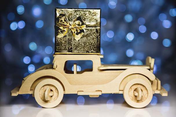 Vecchia auto in legno giocattolo retrò con scatola regalo
 - Foto, immagini
