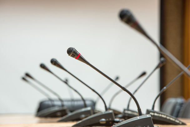 bir konferans önce mikrofonlar önünde boş sandalyeler. Se - Fotoğraf, Görsel