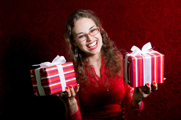 glückliches Mädchen in Brille mit zwei Geschenken.  - Foto, Bild