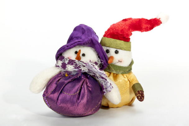 два рождественских снеговика в ярко окрашенной одежде
 - Фото, изображение