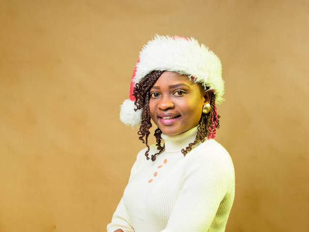 Close up portret uroczej afrykańskiej pani lub kobiety o Boże Narodzenie czapka na głowie - Zdjęcie, obraz