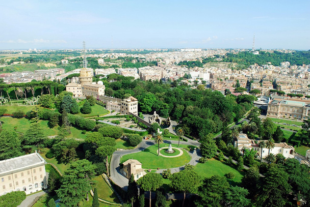 Vista aérea da cidade de Roma a partir do telhado da Basílica de São Pedro
 - Foto, Imagem