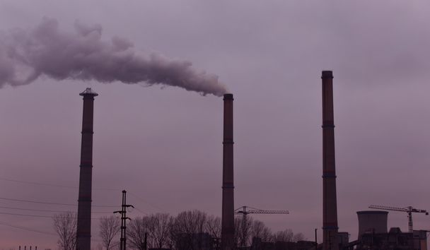 Průmyslová krajina s kouře z uhelné elektrárny - Fotografie, Obrázek