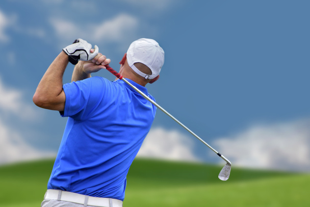 Golfeur tirant une balle de golf
 - Photo, image