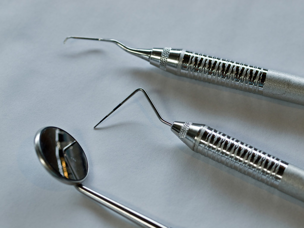 Conjunto de equipos médicos de metal para el cuidado dental - Foto, Imagen