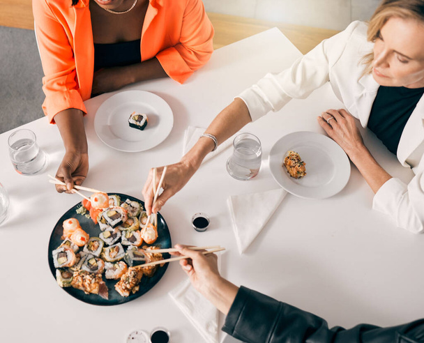 Radši si pospěš. skupina přítelkyň, které si spolu užívají sushi - Fotografie, Obrázek