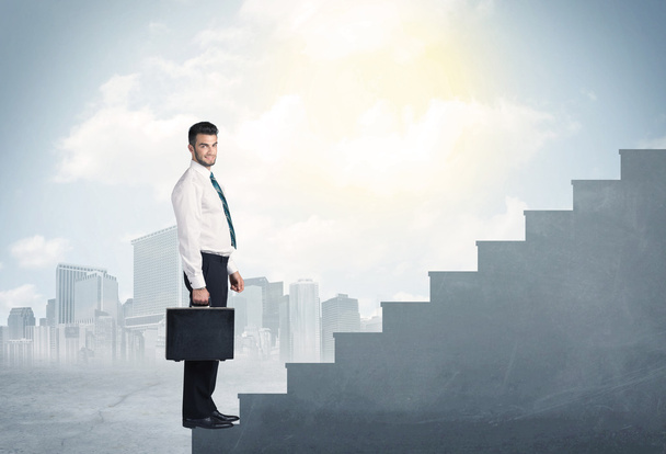 Liikemies kiipeämässä konkreettisia portaikko käsite - Valokuva, kuva