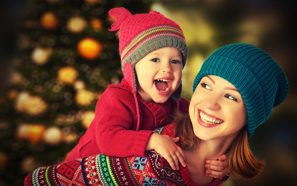 gelukkig familie moeder en kleine dochter spelen in de winter voor Kerstmis - Foto, afbeelding