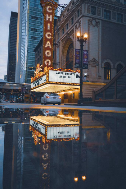 A view of the famous Chicago theatre from the street - Foto, afbeelding
