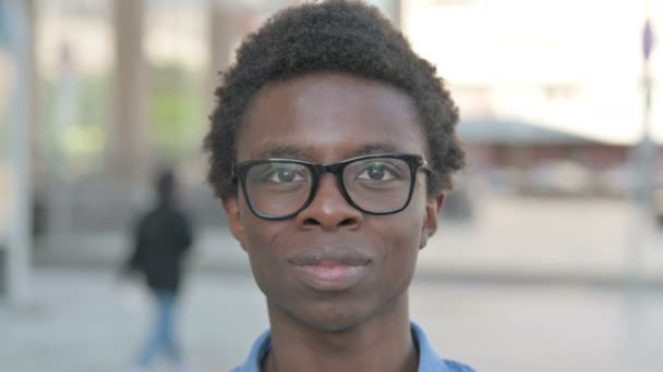 Portret van een Afrikaanse man glimlachend bij Camera Outdoor - Video