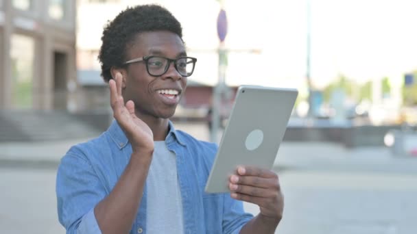Video Call on Tablet vele Afrikai Man Outdoor - Felvétel, videó