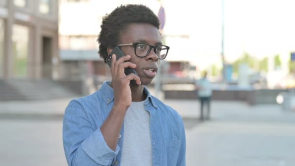 Portrait of African Man Talking on Phone Outdoor - Séquence, vidéo