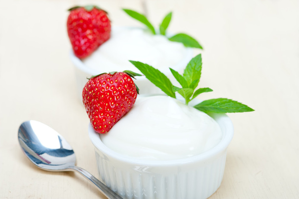 yogurt griego orgánico y fresa
 - Foto, imagen