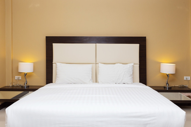 Schlafzimmer mit Bett und Lampendekoration - Foto, Bild