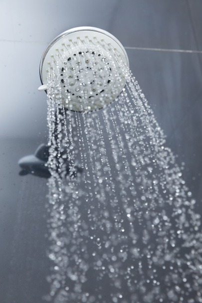 Soffione doccia in bagno con gocce d'acqua che scorrono - Foto, immagini