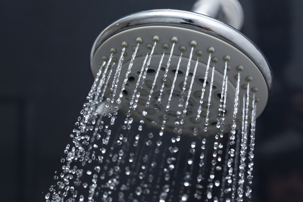 Suihku pää kylpyhuoneessa vesipisaroita virtaa - Valokuva, kuva