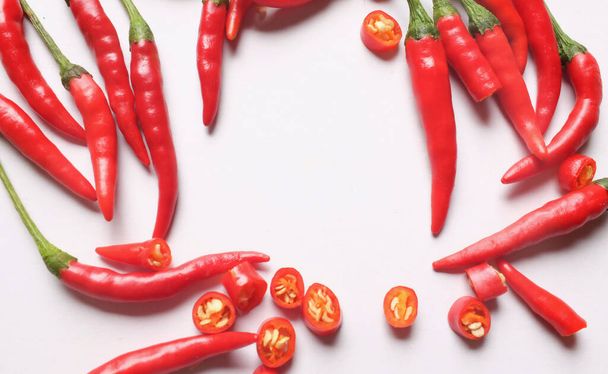 копіювання простору стиглий червоний гарячий перець чилі нарізаний шматочками овочів ізольовані на білому тлі. приготування інгредієнтів
 - Фото, зображення