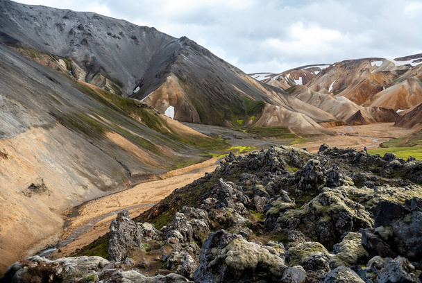 Landmannalaugarin vulkaaniset vuoret Fjallabakin luonnonpuistossa. Islanti - Valokuva, kuva