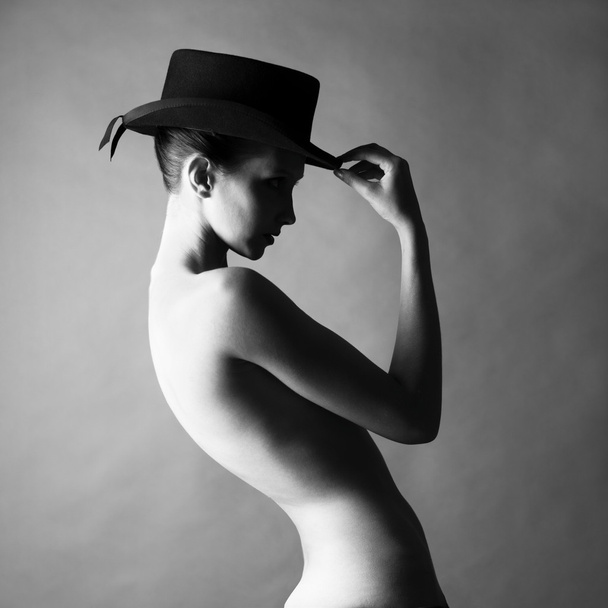 Γυμνή κοπέλα με καπέλο - Φωτογραφία, εικόνα