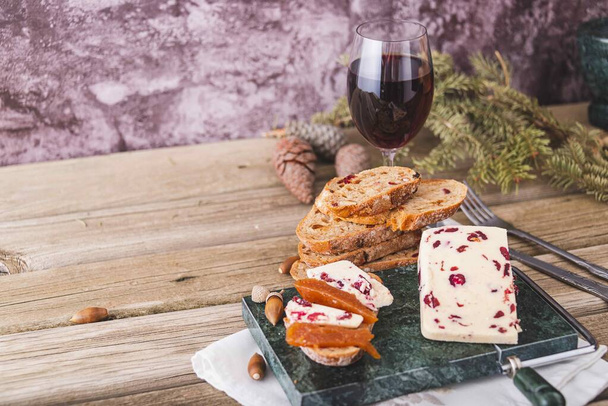 Un primer plano de queso Wensleydale con arándanos y vino - Foto, imagen