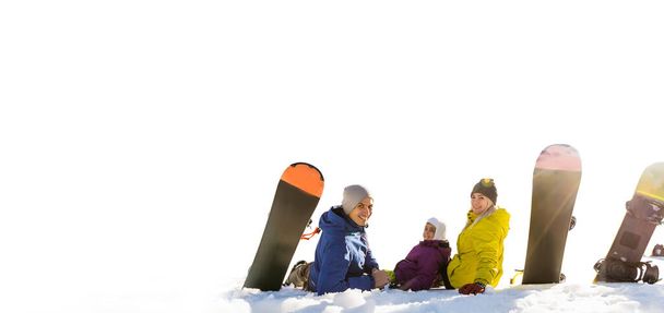 Retrato de familia feliz con tablas de snowboard mirando a la cámara sobre fondo blanco
 - Foto, imagen