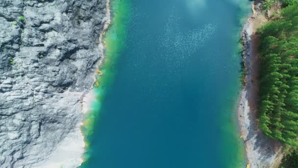  Hava manzaralı göl ya da gölet Güneşli güzel ve bakir doğanın muhteşem manzarası güzel güzel hava gününde Drone kamerasından alınan yüksek kaliteli video güzel su yüzeyinde - Video, Çekim
